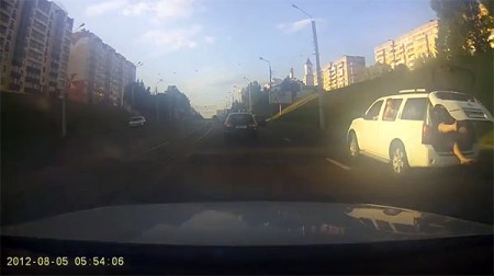 В Витебске полуголый мужчина на ходу выпал из джипа. Videosnapshot