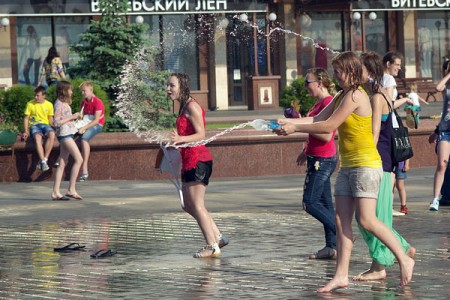 Флеш-моб «Мокрые войны» в Витебске на площади Победы. Фото Сергея Серебро