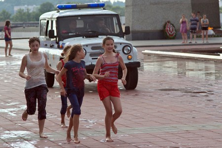 Флеш-моб «Мокрые войны» в Витебске на площади Победы. Фото Сергея Серебро