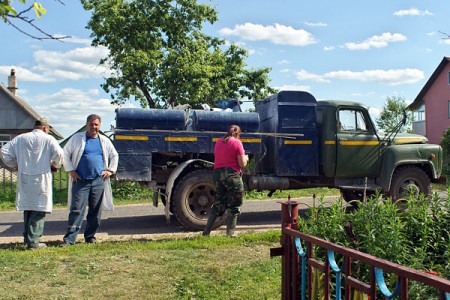Дезинфекторы в деревне Осиновка Витебского района. Фото Сергея Серебро