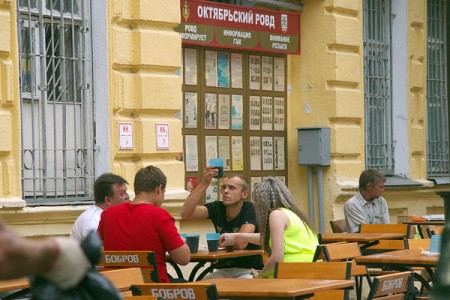 В Витебске можно выпить пива прямо у  отделения милиции. Фото Сергея Серебро