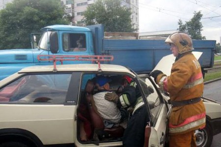 Три автомобиля столкнулись в Витебске на Смоленской улице. Фото МЧС