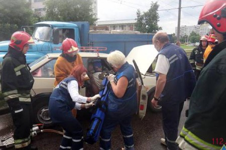 Три автомобиля столкнулись в Витебске на Смоленской улице. Фото МЧС