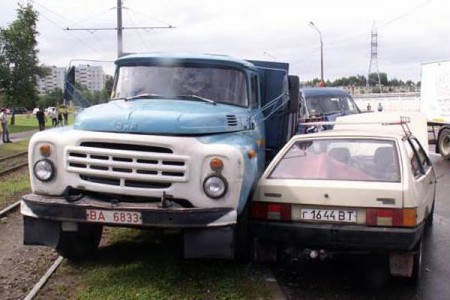 Три автомобиля столкнулись в Витебске на Смоленской улице. Фото МЧС