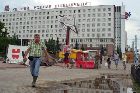 Разгневанный мужчина с тротуарной плиткой бросается на журналиста ННВ. Фото Сергея Серебро