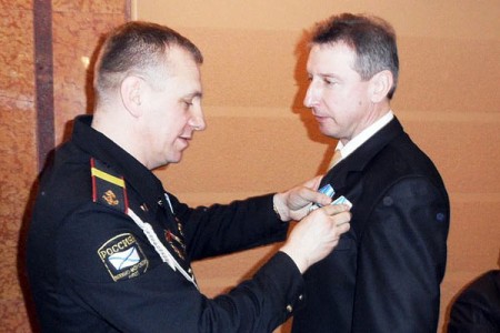 Александр Клицунов получает вторую медаль. Фото http://vk.com/public40950069