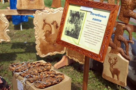 На «Славянском базаре в Витебске» можно купить лечебные лапти. Фото Сергея Серебро