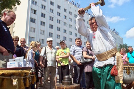 Сувенирные монеты делают прямо на «Славянском базаре в Витебске». Фото Сергея Серебро