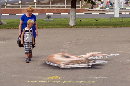 В Витебске появился 3D-рисунок на асфальте в стиле ню. Фото Сергея Серебро