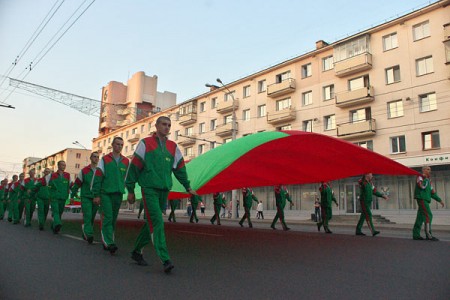 В Витебске проходят репетиции торжественного шествия посвященного Дню независимости. Фото Сергея Серебро