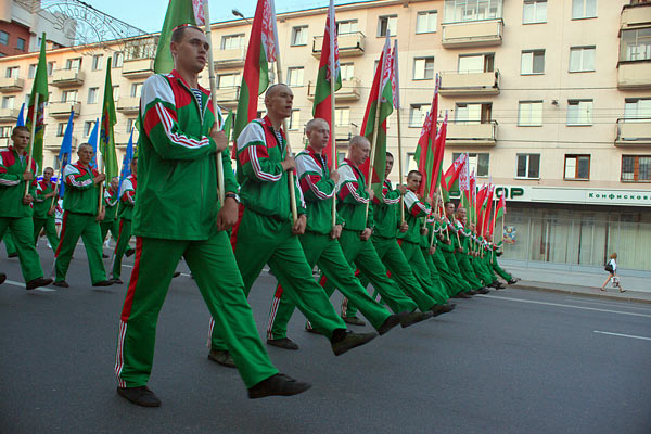 В Витебске проходят репетиции торжественного шествия посвященного Дню независимости. Фото Сергея Серебро