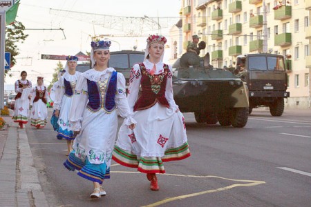 В Витебске проходят репетиции торжественного шествия посвященного Дню независимости. Фото Сергея Серебро