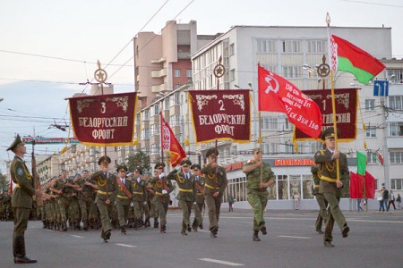 В Витебске проходят репетиции торжественного шествия посвященного Дню независимости. Фото Сергея Серебро