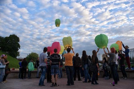 Поклонники группы «Король и Шут» в Витебске запустили небесные фонарики в память Михаила Горшенёва. Фото Сергея Серебро