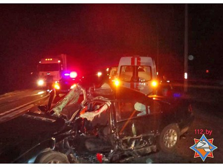 Сотрудникам МЧС пришлось извлекать водителя из остова легковушки «BMW» после столкновения с грузовиком в Витебском районе. Фото МЧС