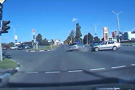 Автомобиль ГАИ попал в аварию на перекрестке в Витебске. Videosnapshot