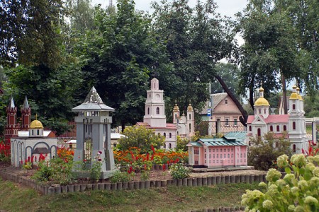 Маленькі Віцебск і цуды свету ў адным школьным двары. Фота Сержука Серабро