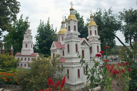 Свята-Успенскі сабор з ратушай на заднім плане. Фота Сержука Серабро