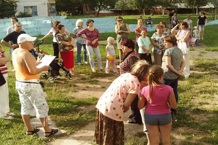 Жыхары двара самі зробяць дзіцячую пляцоўку