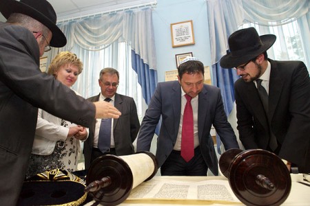 В Витебске состоялось внесение свитка Торы в синагогу. Фото Сергея Серебро