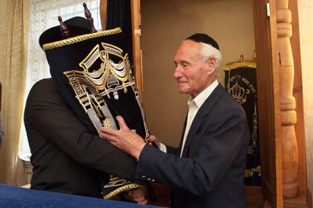 Новый свиток Торы в синагогу помещают в ковчег. Фото Сергея Серебро