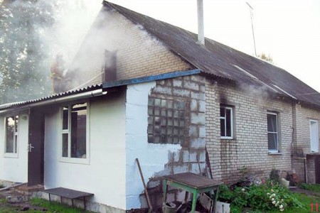 Пенсионер чуть не сжег дом, растапливая печь при помощи бензина. Фото МЧС