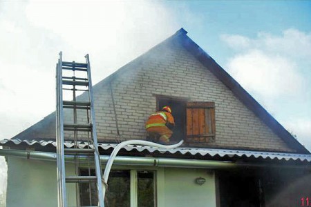 Пенсионер чуть не сжег дом, растапливая печь при помощи бензина. Фото МЧС