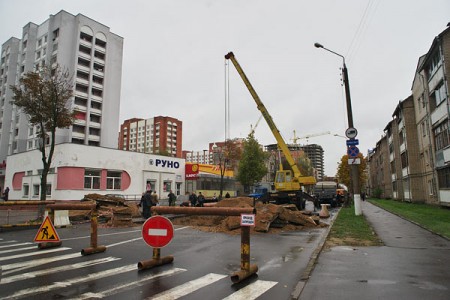 В Витебске водители, пытаясь объехать земляные работы на улице Чапаева, создают аварийную ситуацию. Фото Сергея Серебро