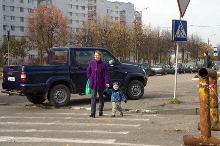 В Витебске продолжается вакханалия нарушений правил дорожного движения на перекрестке Чапаева и Людникова. Фото Сергея Серебро