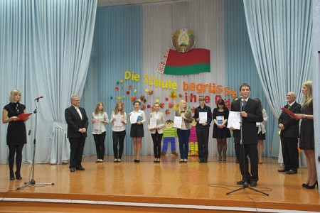 Впервые в Витебске школьники получили дипломы по немецкому языку из рук посла Германии. Фото Сергея Серебро