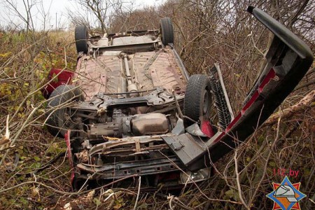 В Чашникском районе автомобиль опрокинулся в кювет, водителя зажало. Фото МЧС