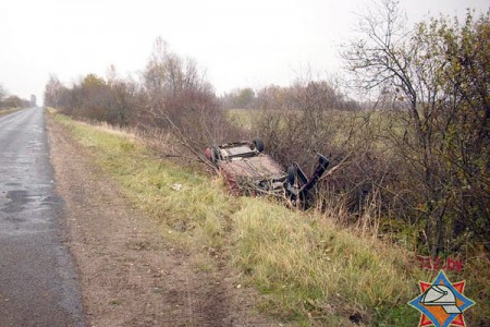 В Чашникском районе автомобиль опрокинулся в кювет, водителя зажало. Фото МЧС