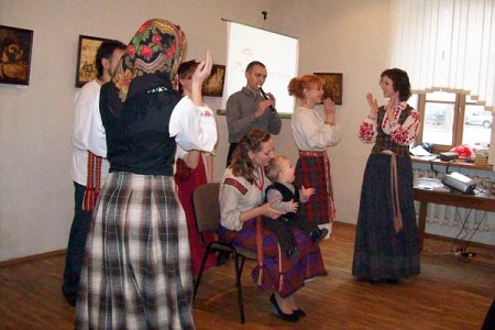 Першая сустрэча для маладых беларускіх бацькоў у Віцебску. Фота Сабіны Радзько