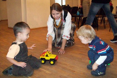 Першая сустрэча для маладых беларускіх бацькоў у Віцебску. Фота Сабіны Радзько