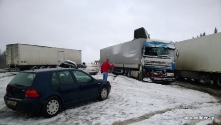 Под Оршей столкнулись две фуры, погиб один из водителей. Фото Максим Малиновский – onliner.by