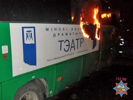 В Витебске загорелся театральный автобус. Фото МЧС