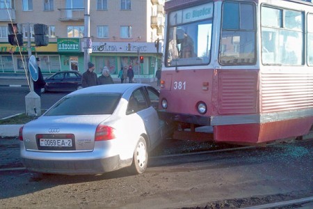 В Витебске трамвай впечатал легковушку в бордюр. Фото Влада Терещенко