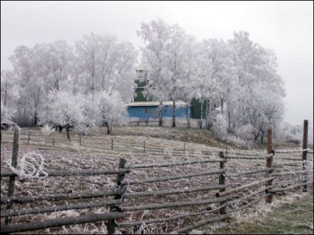 Церковь Преображения Господня в деревне Смольяны зимой. Фото К. Шастовского