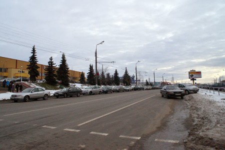 Стихийная автостоянка на улице Терешковой в Витебске. Фото Сергея Серебро