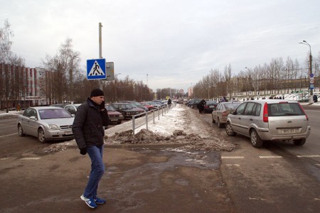 Стихийная автостоянка на улице Терешковой в Витебске. Фото Сергея Серебро