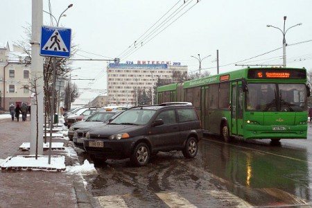 Стихийная автостоянка на улице Ленина в Витебске. Фото Сергея Серебро