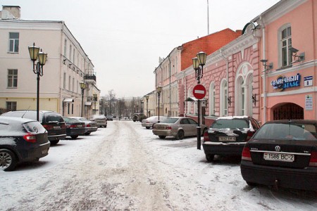Стихийная автостоянка на улице Крылова в Витебске. Фото Сергея Серебро