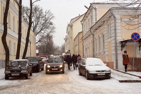 Стихийная автостоянка на Политехнической улице в Витебске. Фото Сергея Серебро