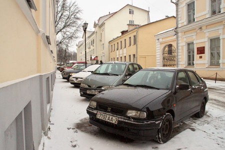 Стихийная автостоянка на Политехнической улице в Витебске. Фото Сергея Серебро