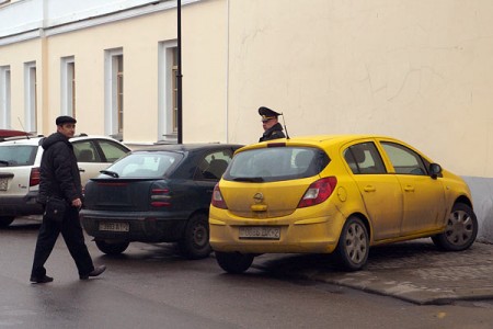 Стихийная автостоянка на Политехнической улице в Витебске. Фото Сергея Серебро