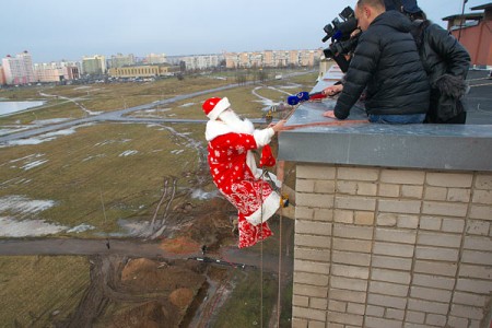 В Витебске Деды Морзозы – альпинисты поздравили с Новым годом первого ребенка. Фото Сергея Серебро