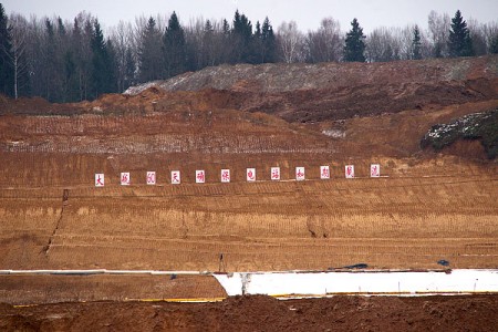 Китайский лозунг на берегу Двины в месте строительства Витебской ГЭС. Фото Сергея Серебро