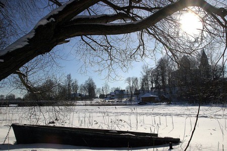 Рыбак на лодке чуть не вмерз в лед на озере Вымно. Фото bymedia.net