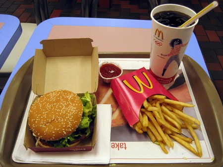 Гамбургер, картошка и кола — сравним витебский фастфуд с МакДональдс. Фото  DandyDanny / flickr.com