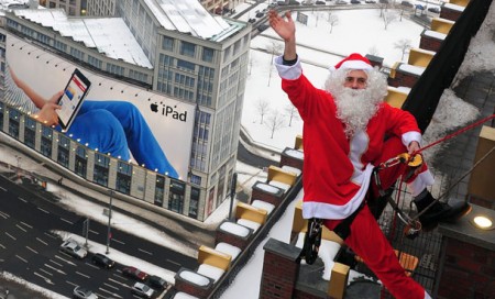 В Витебске Дед Мороз будет лазить в окна. Фото AFP